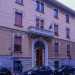 Ledificio, sviluppato su tre piani, presenta un ingresso caratterizzato da una solenne scalinata che conduce alle aule